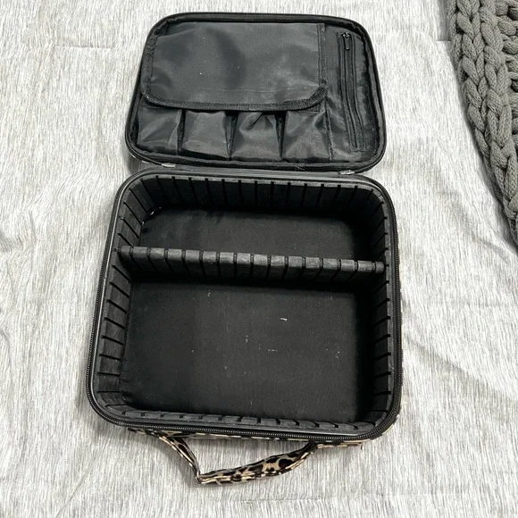 Travel makeup train case - Picture 2 of 3